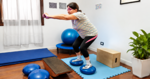 Mujer haciendo tratamiento de reeducación vestibular